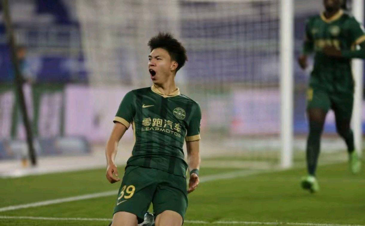 国内足球联赛中一位新生代球员崭露头角