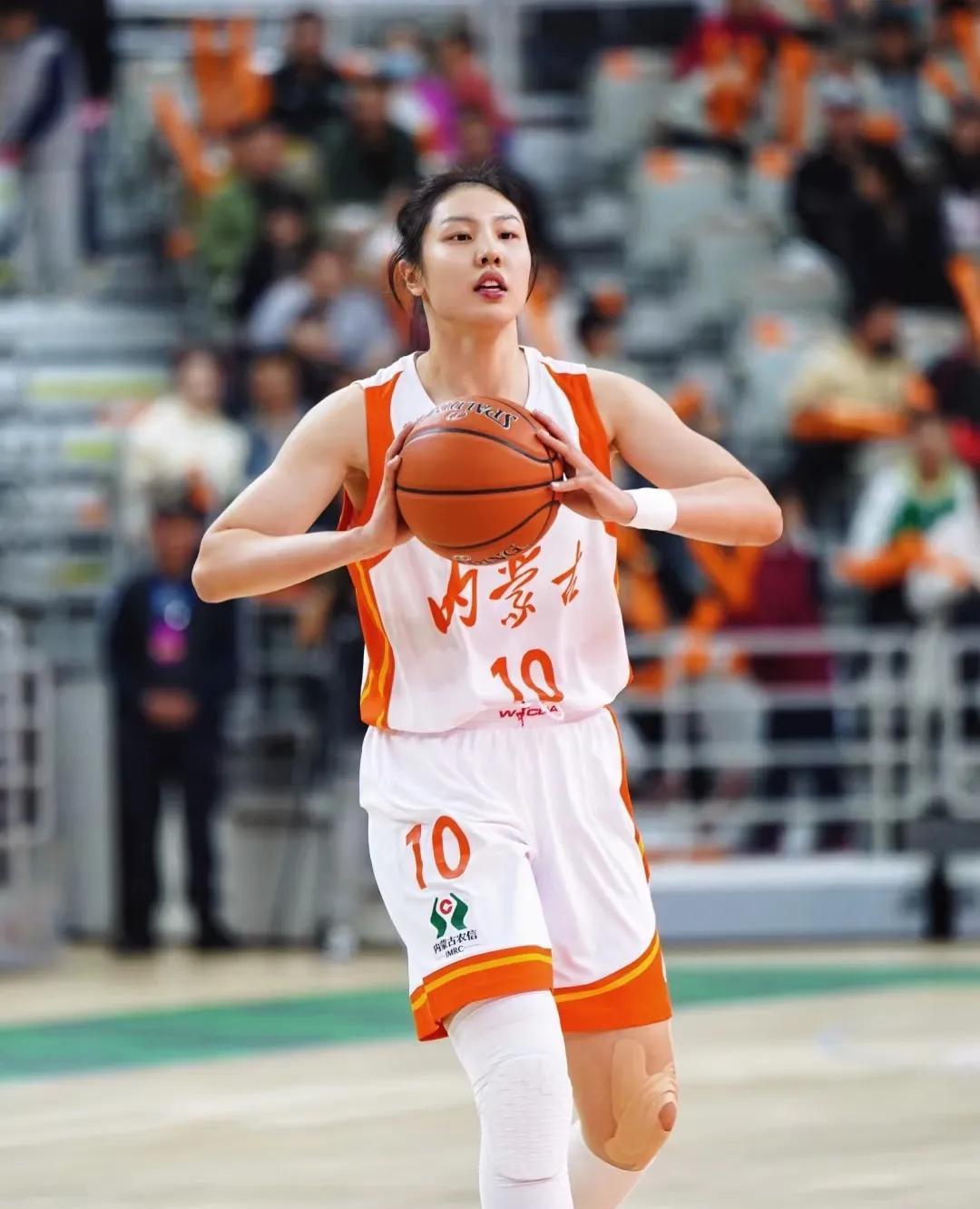 篮球比赛中女运动员飒爽出场