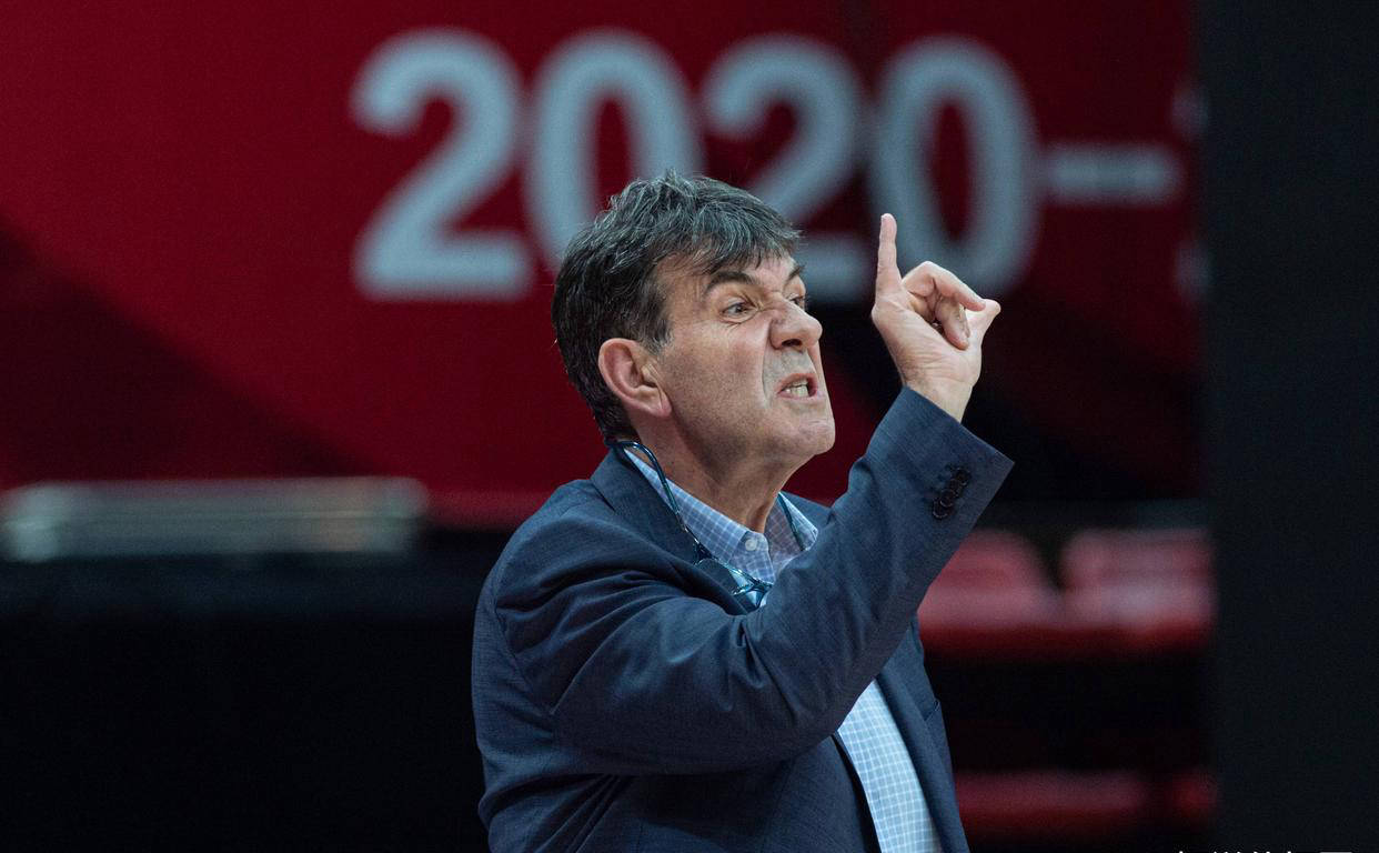 球队换帅风波不断，新主帅带来新气象